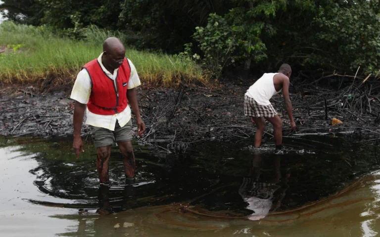 Des milliers de nigérians attaquent la compagnie pétrolière Shell pour pollution.