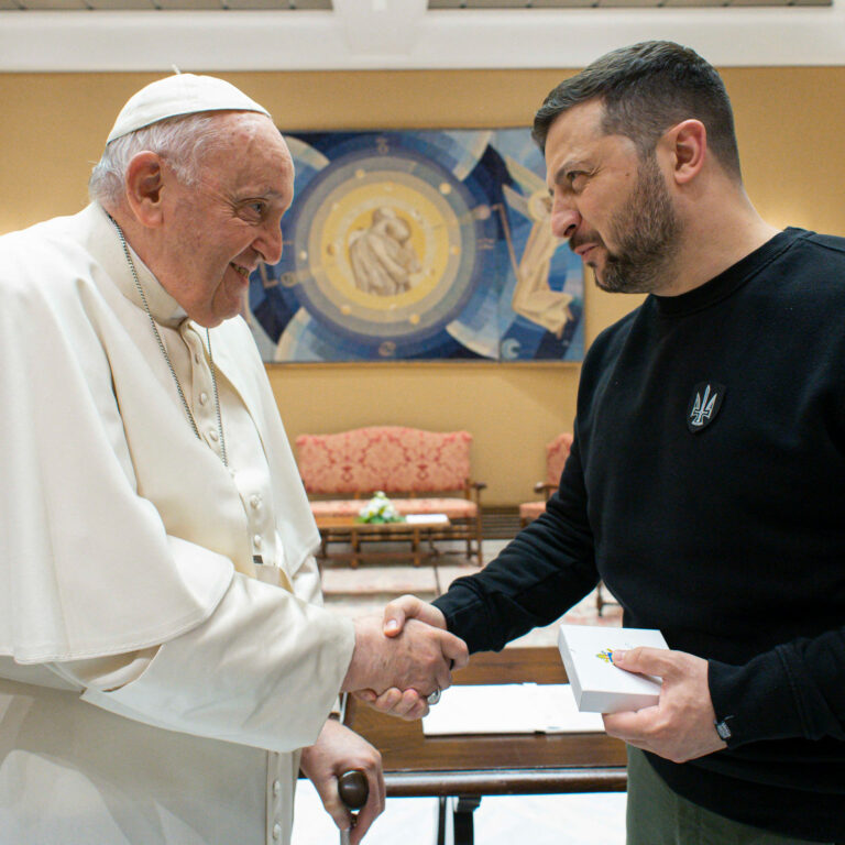 1590333-le-pape-francois-et-volodymyr-zelensky-le-samedi-13-mai-2023-au-vatican