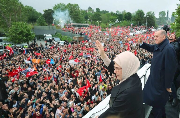 erdogan-saluant-ses-supporters-dimanche-soir-a-istanbul-photo-afp-murat-cetin-muhurdar-1685306448