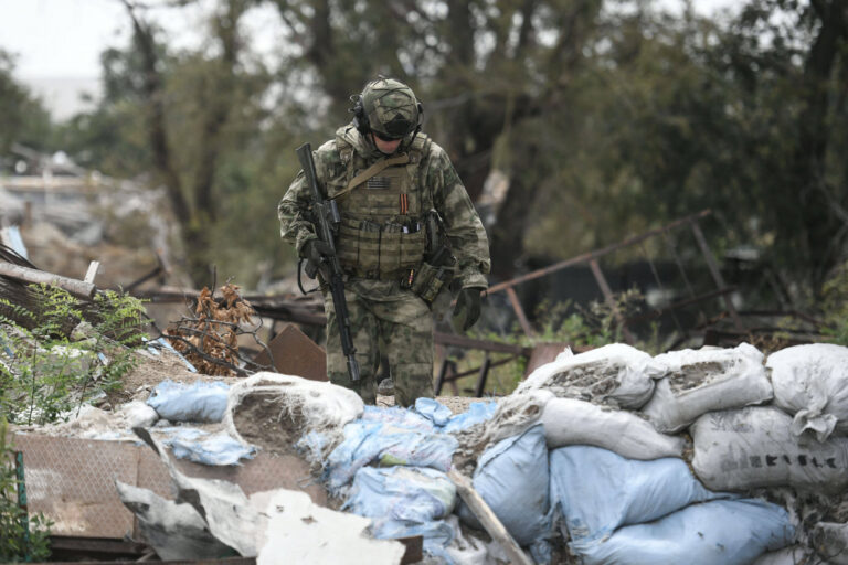 un-soldat-russe-dans-un-village-de-la-region-de-kherson-photo-sipa-1661795009