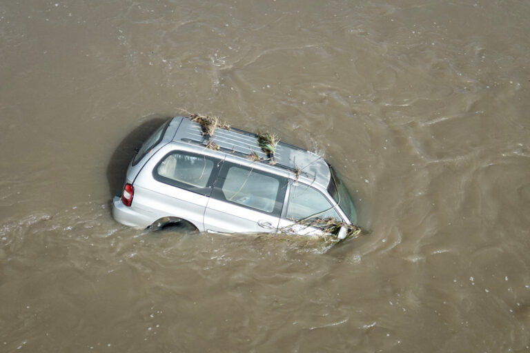 1679521-une-voiture-noyee-lors-d-inondations-a-lochvaal-en-afrique-du-sud-en-fevrier-2023