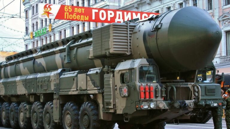 Тополь-М_РТ-2ПМ2_во_время_репетиции_парада_4.5.2010